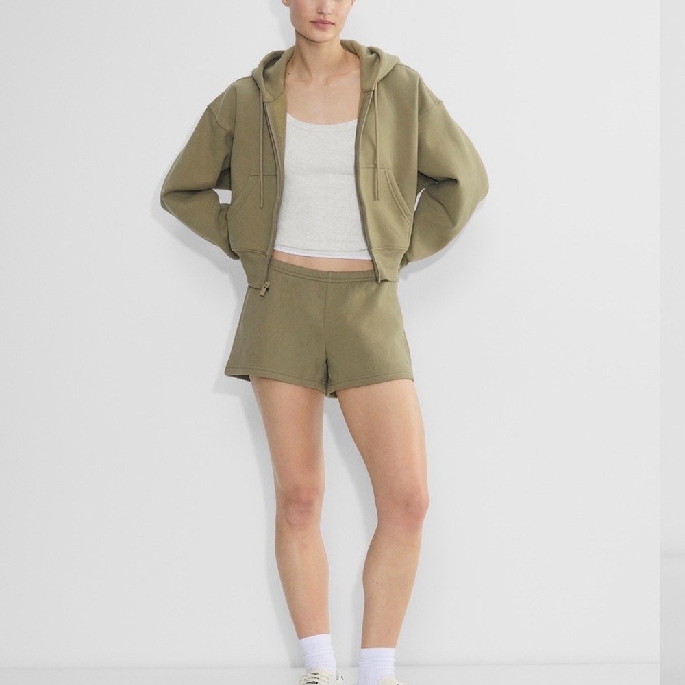 Aritzia Cozy Sweatfleece Boyfriend Lo-rise Mini Short
Size XS, Sundried Olive